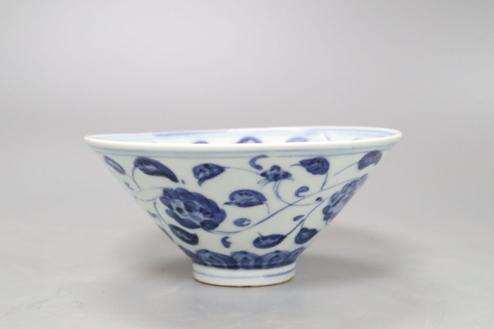 A Chinese blue and white bowl, diameter 15cm